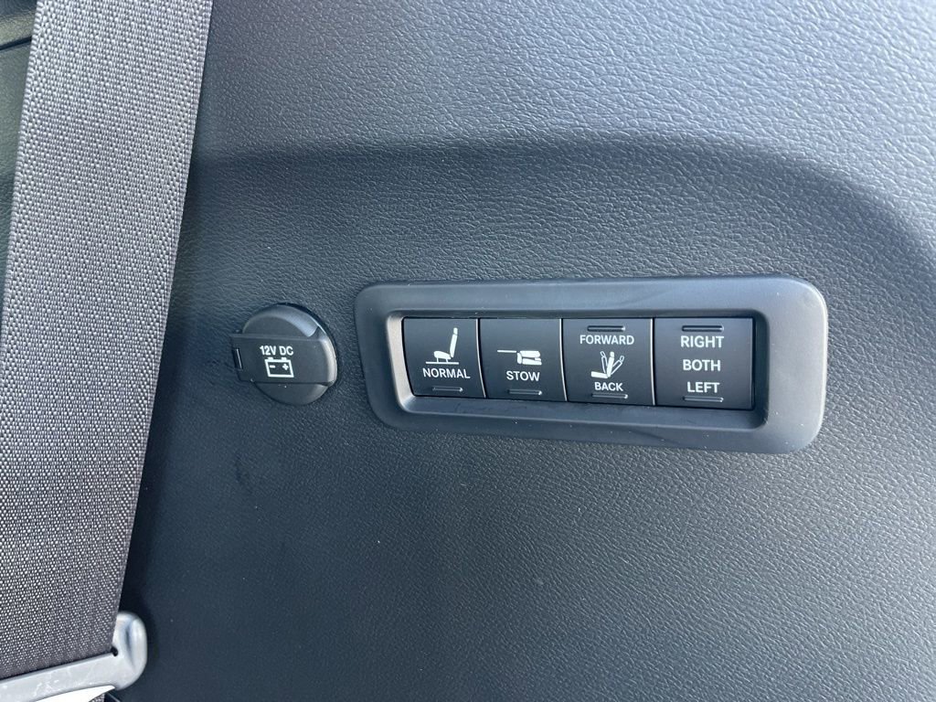 New 2026 Chrysler Pacifica Pinnacle image 16
