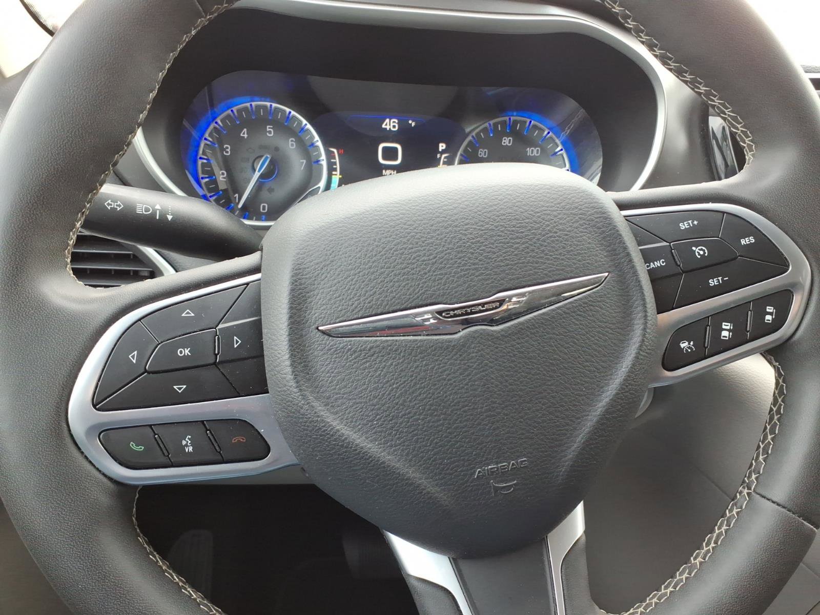 Used 2023 Chrysler Pacifica Touring-L image 17