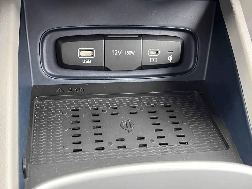 Used 2025 Hyundai Venue Limited FWD image 29