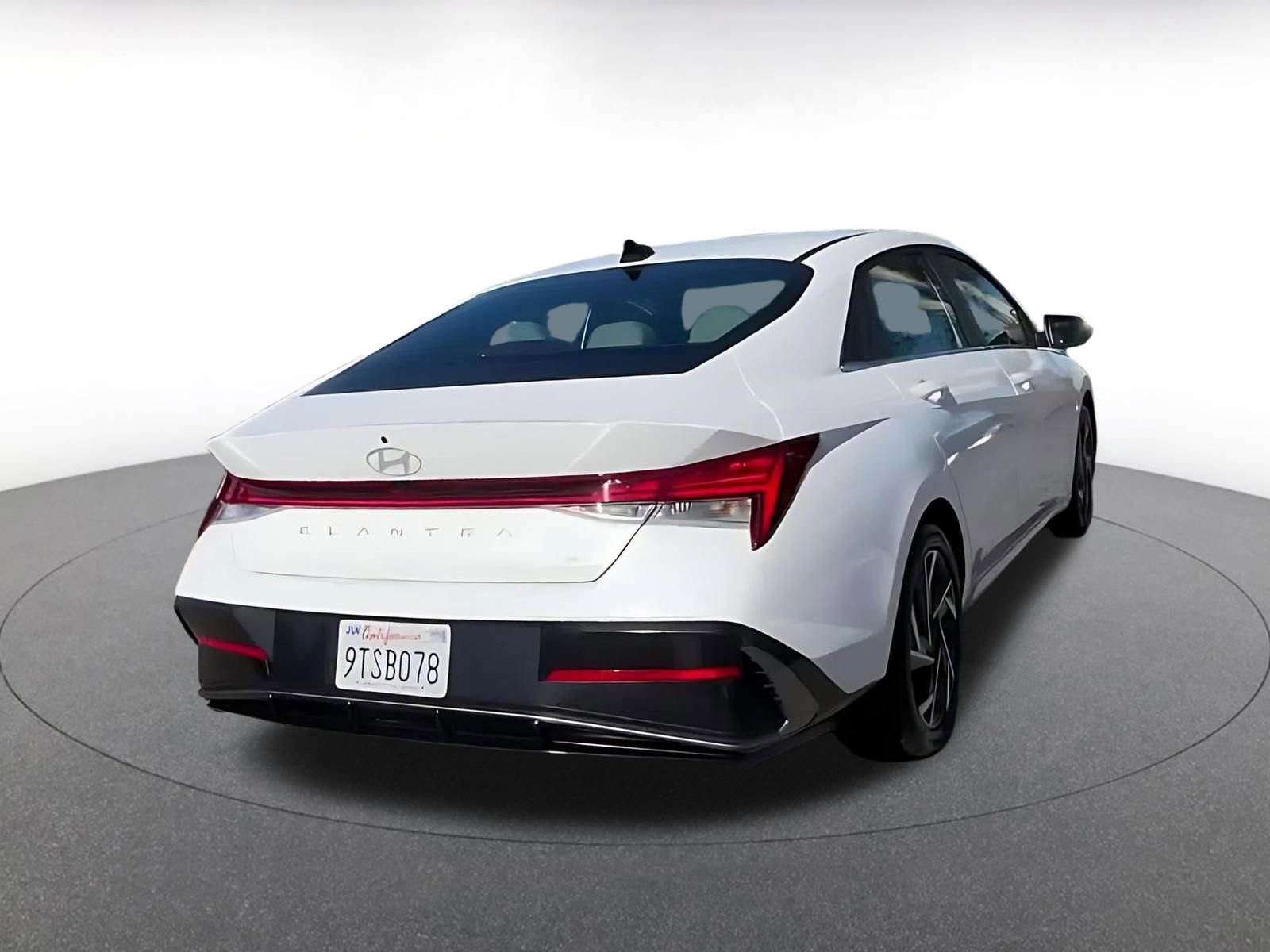 Used 2025 Hyundai Elantra Limited image 14