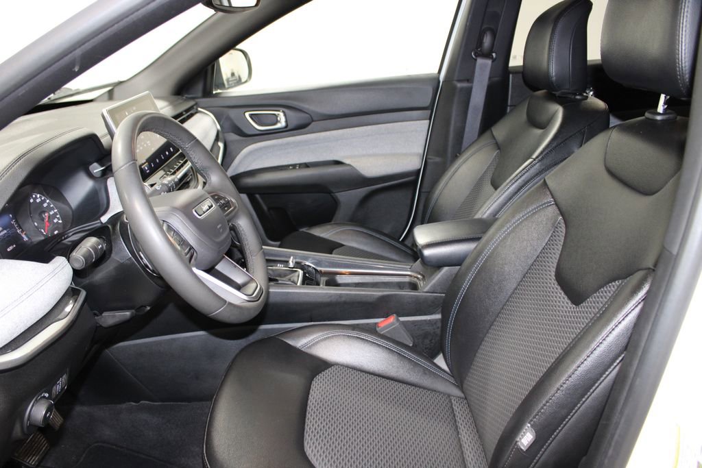 Used 2024 Jeep Compass Latitude image 17