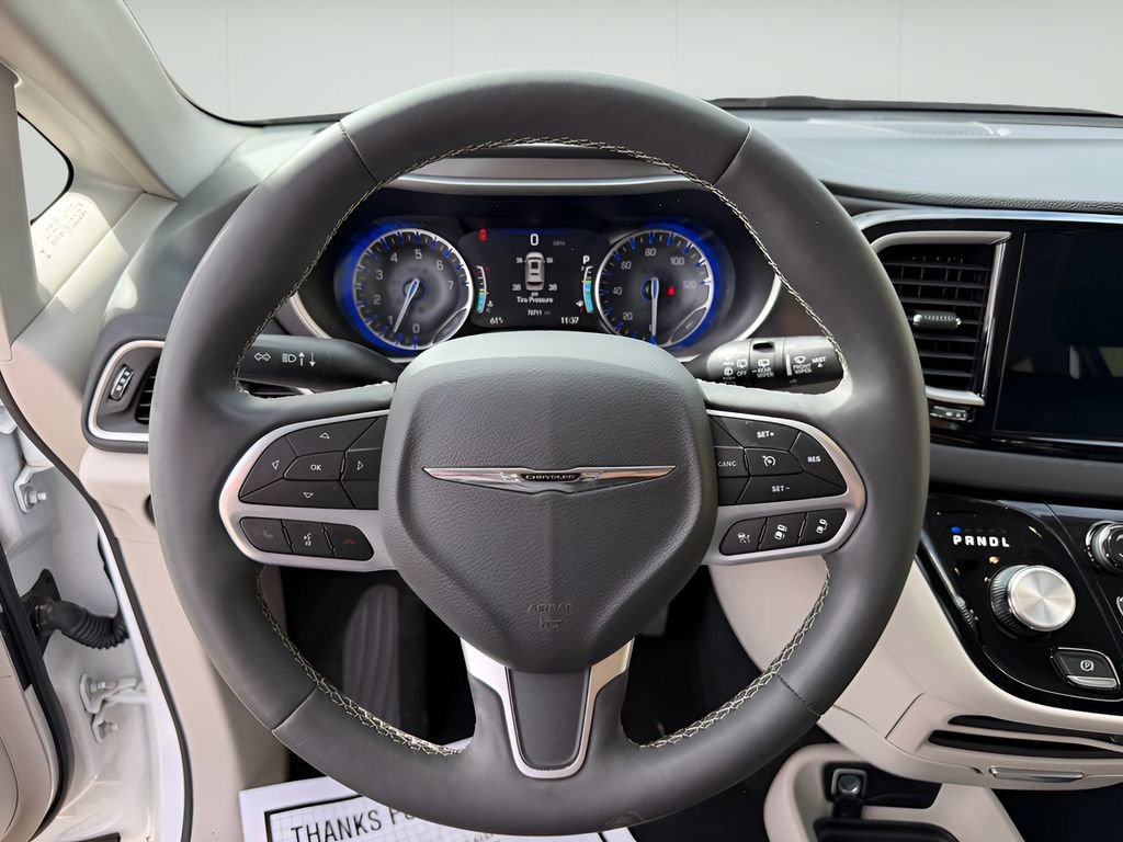 Used 2023 Chrysler Pacifica Touring-L image 19