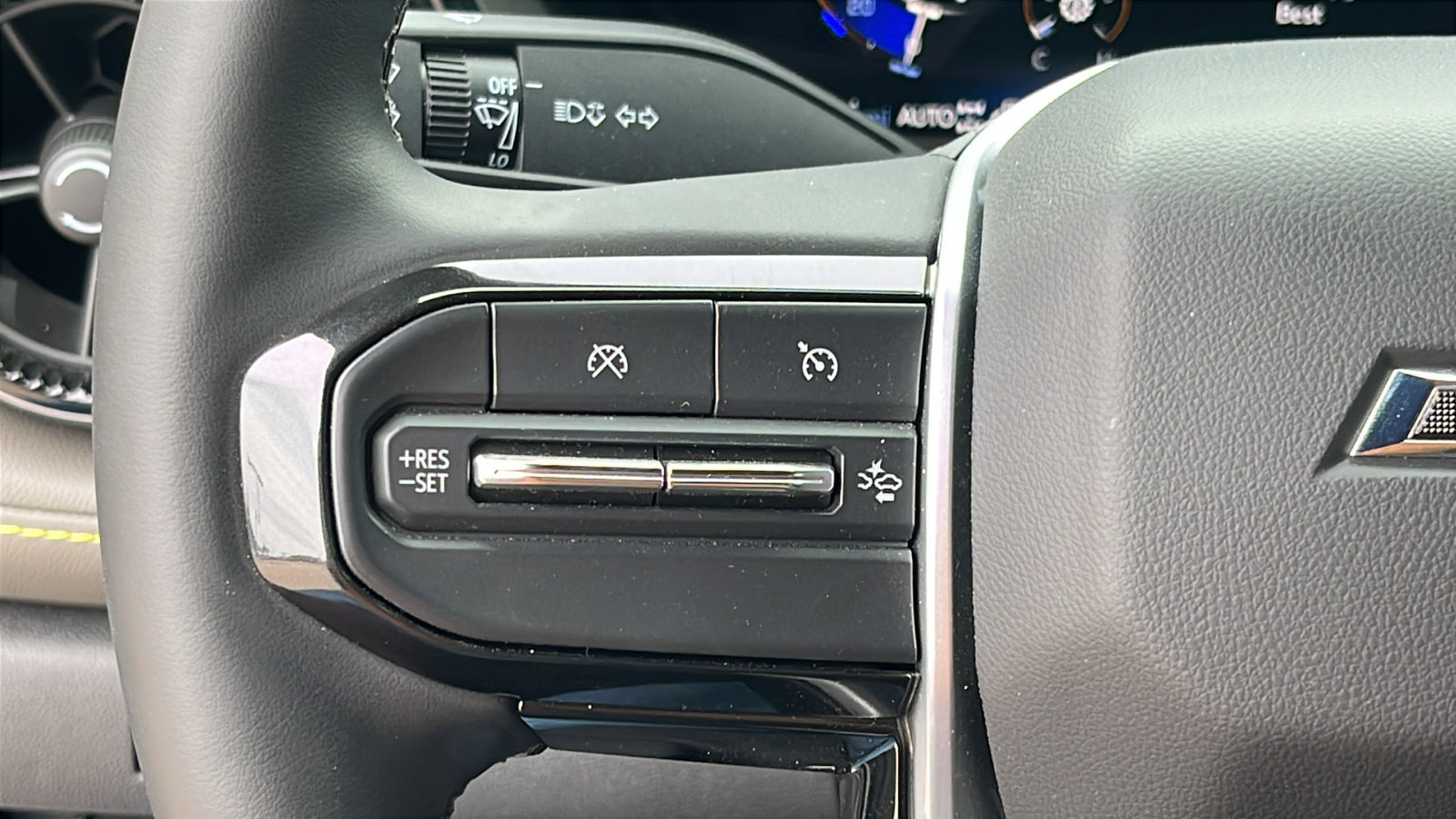 Used 2025 Chevrolet Colorado ZR2 w/ Technology Package AWD/4WD image 16