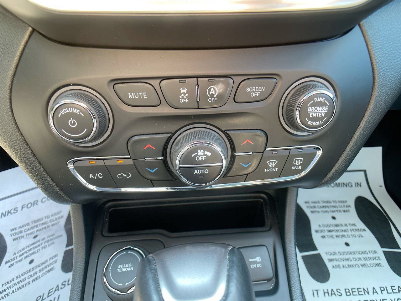 Used 2022 Jeep Cherokee Latitude Lux w/ Sun & Sound Group AWD/4WD image 19