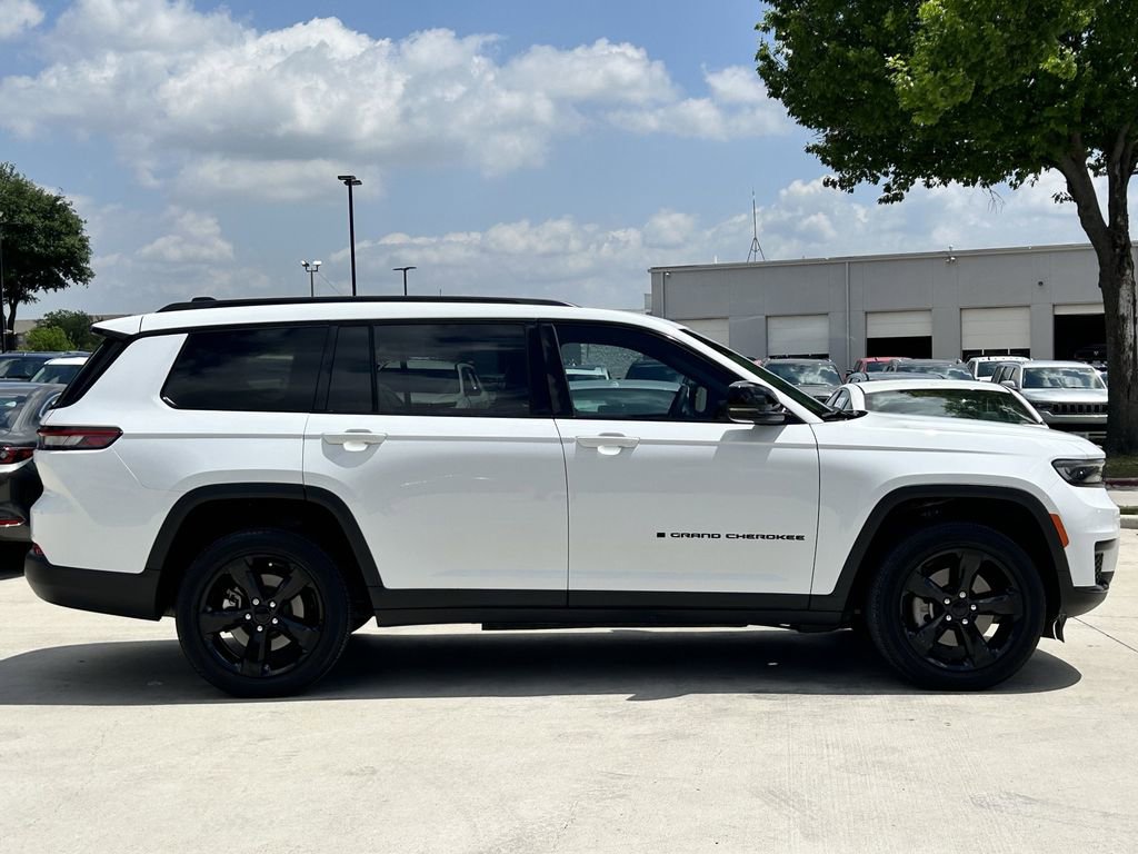 Used 2023 Jeep Grand Cherokee L Laredo RWD image 3