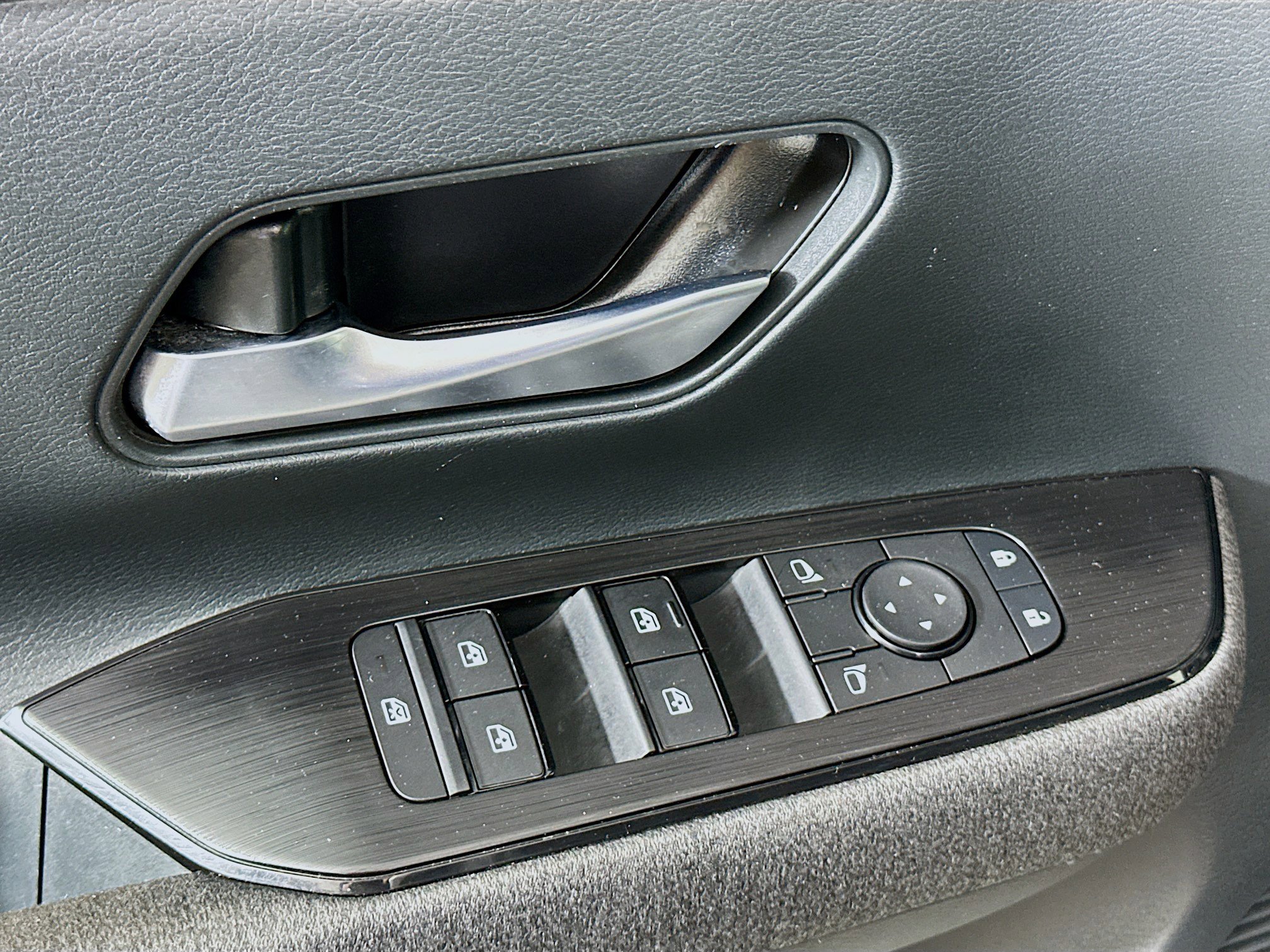 Used 2025 Nissan Kicks SV image 15