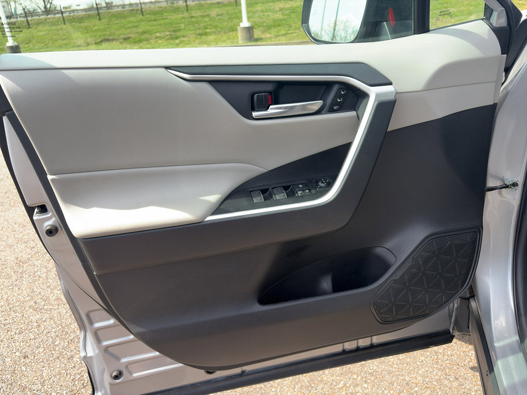 Used 2023 Toyota RAV4 XLE Premium image 10