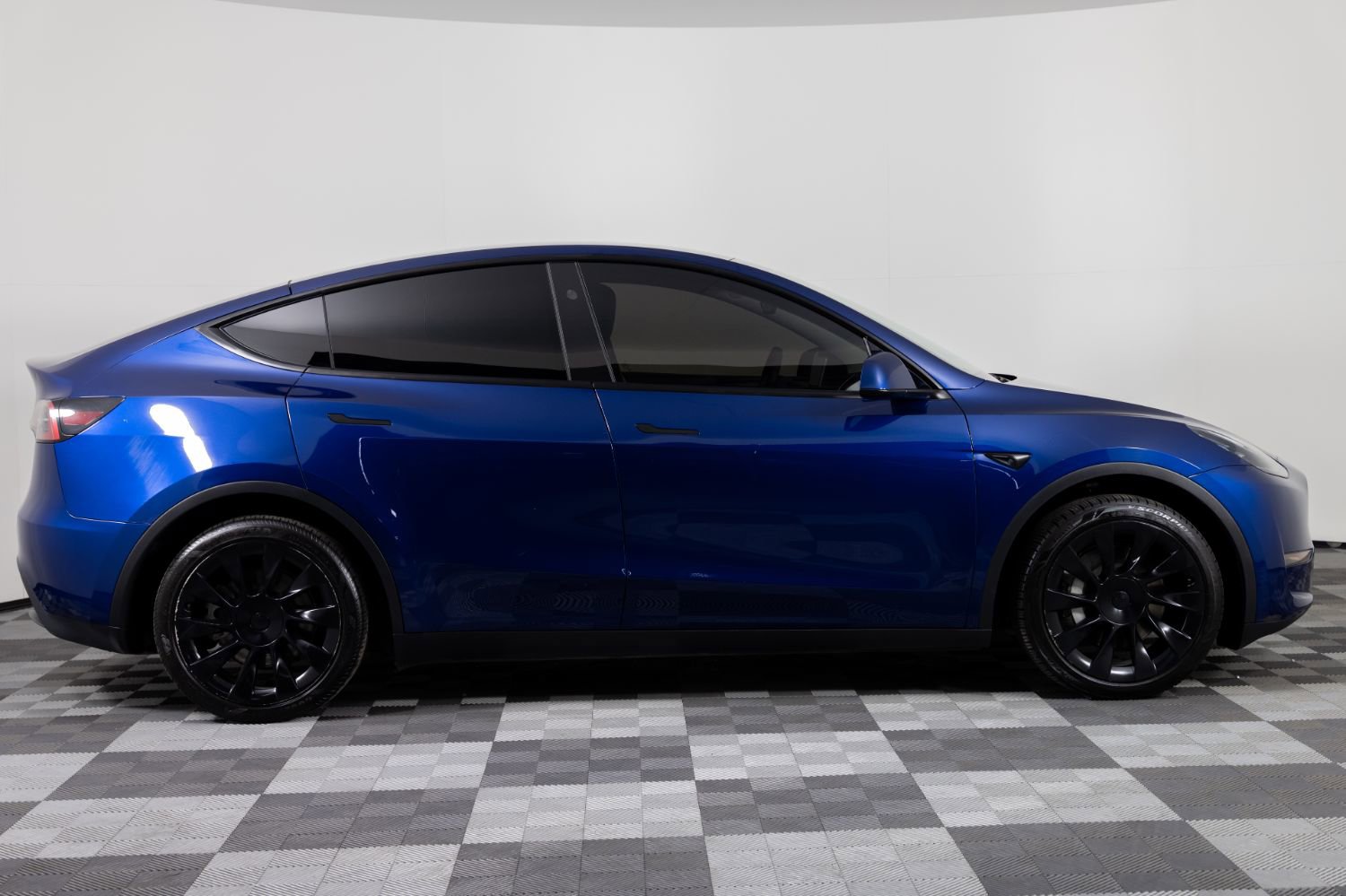 Used 2024 Tesla Model Y Long Range AWD/4WD image 9