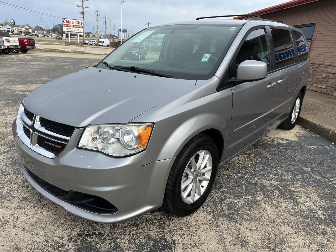 Used 2016 Dodge Grand Caravan SXT w/ Rear Park Assist Package image 5