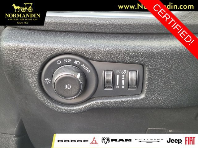 Certified 2025 Chrysler Pacifica Limited FWD image 13