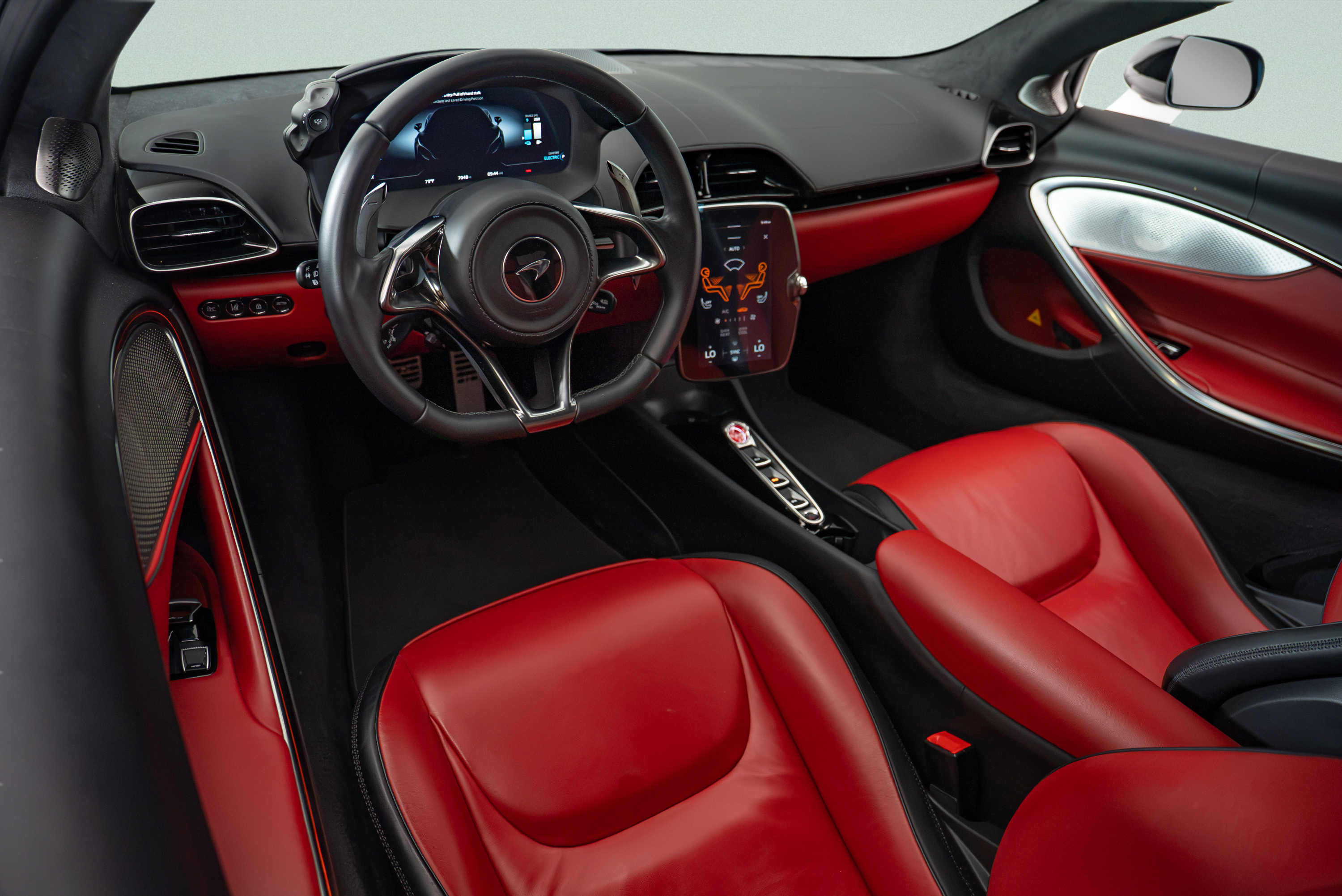 Used 2023 McLaren Artura RWD image 7