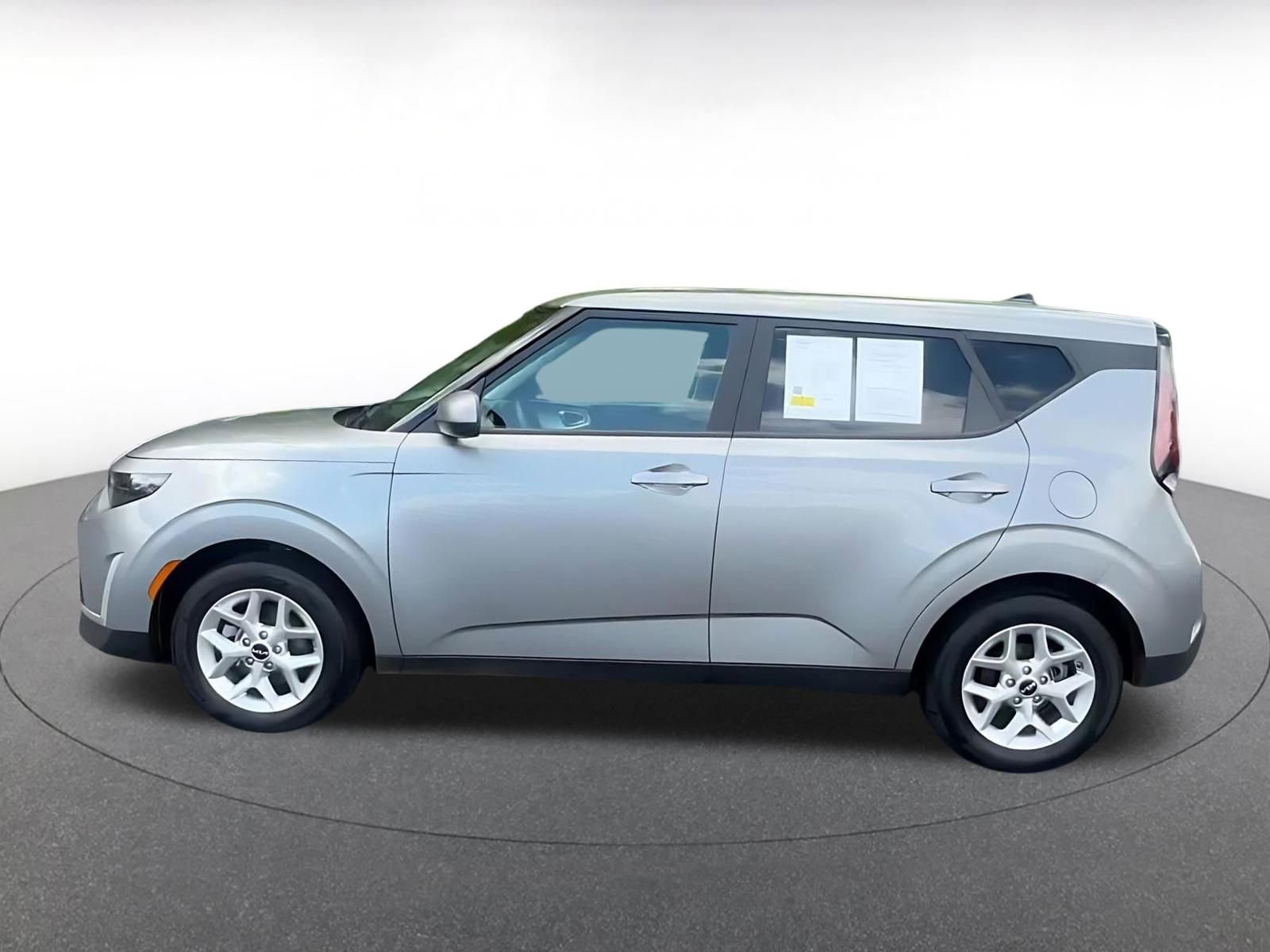 Used 2025 Kia Soul LX w/ LX Technology Package FWD image 9