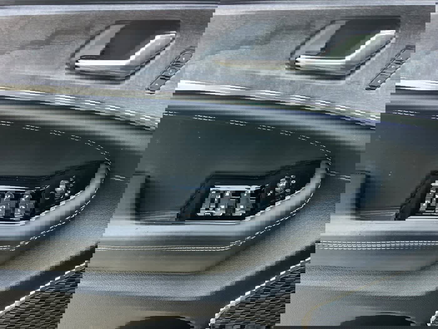 Used 2024 Jeep Grand Cherokee Overland w/ Trailer Tow Package image 11