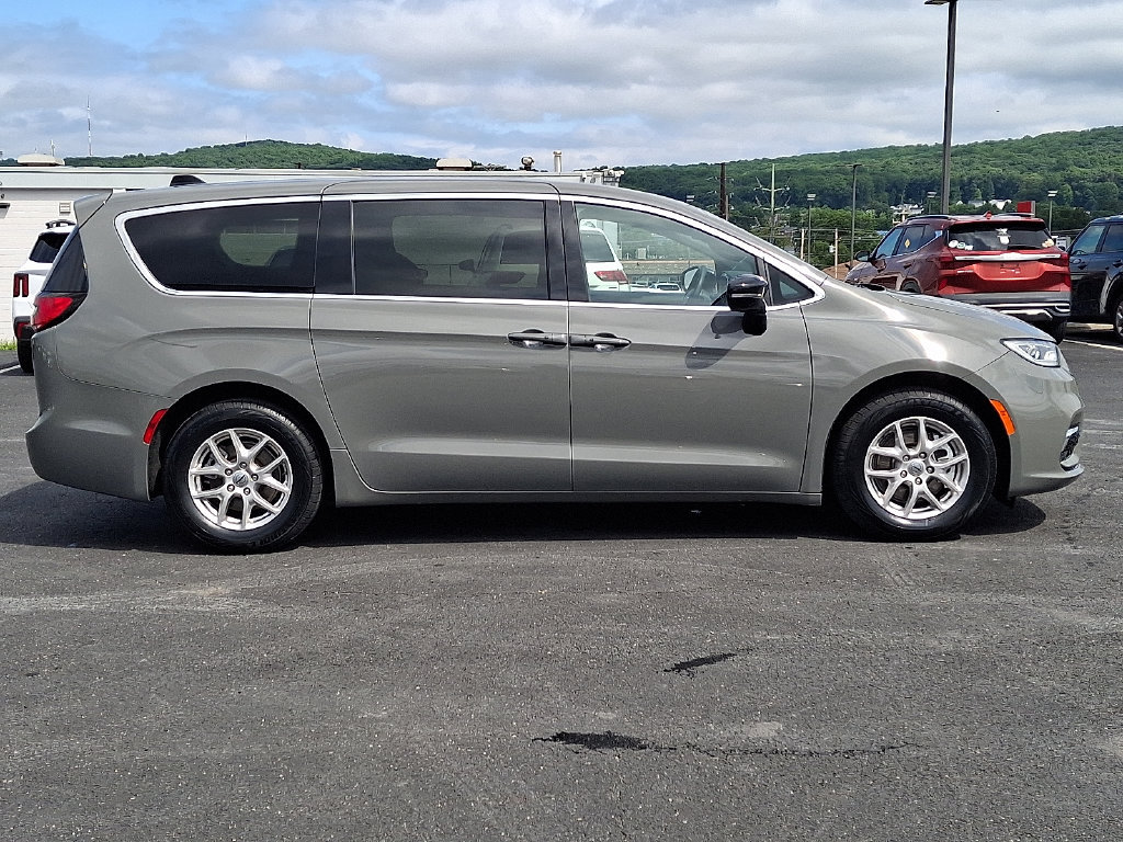 Used 2025 Chrysler Pacifica Select FWD image 7