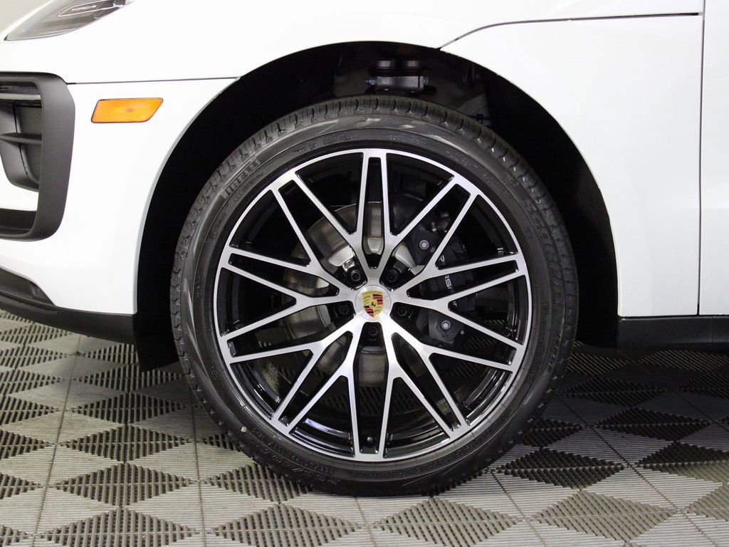 Certified 2025 Porsche Macan image 40