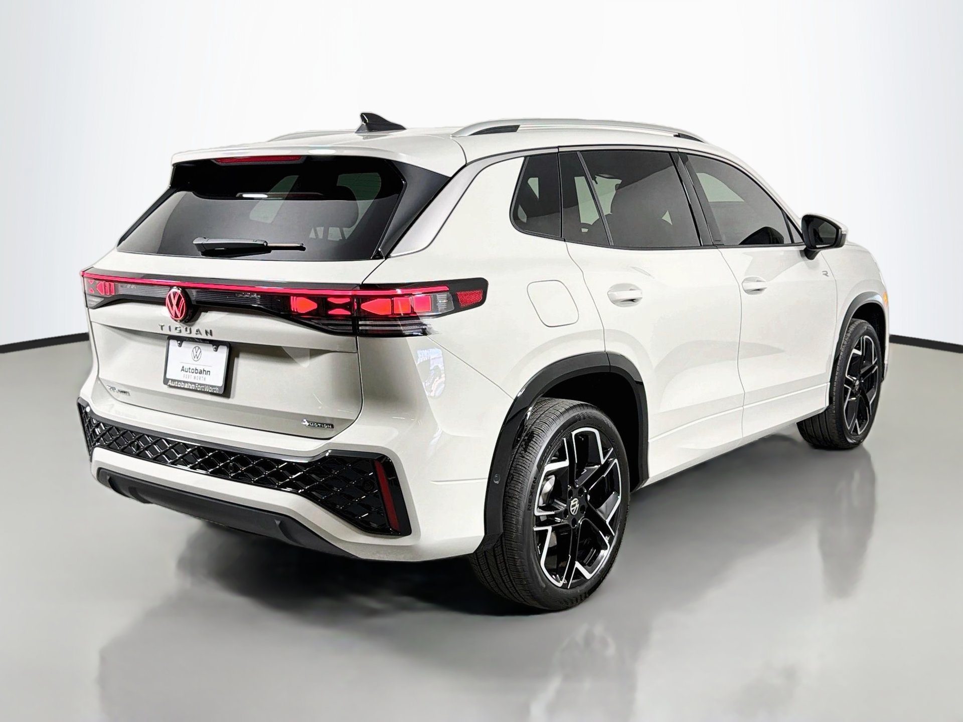 New 2027 Volkswagen Tiguan SEL R-Line AWD/4WD image 5
