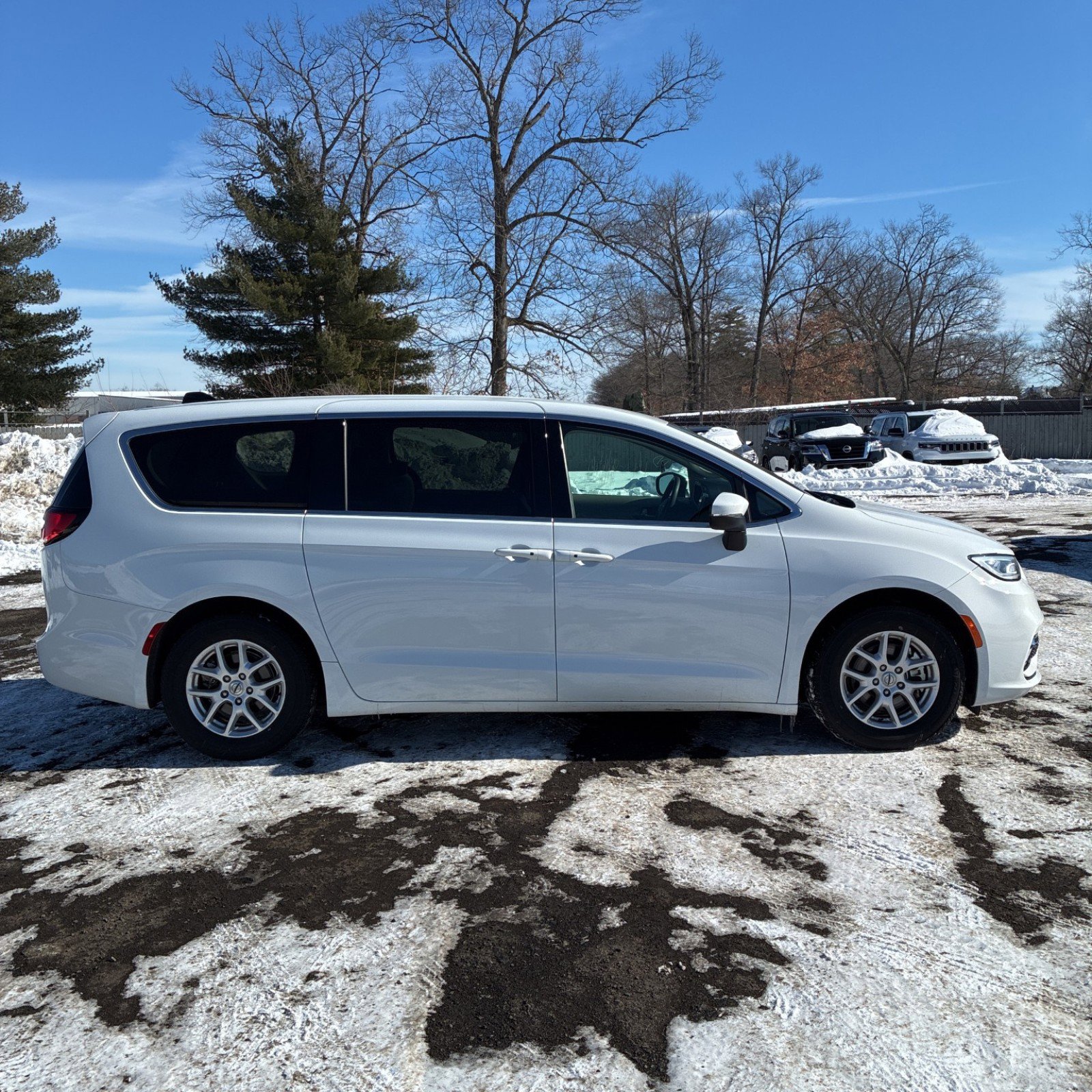 Used 2023 Chrysler Pacifica Touring-L image 6