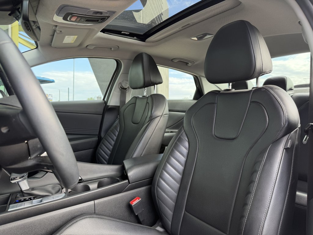 Used 2025 Hyundai Elantra Limited FWD image 32