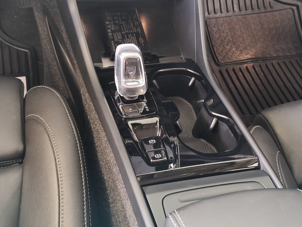 Used 2025 Volvo XC40 B5 Plus AWD/4WD image 28