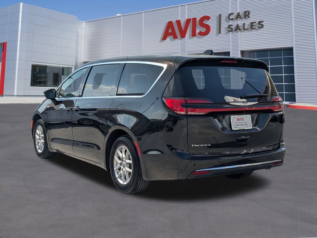 Used 2025 Chrysler Pacifica Select image 2