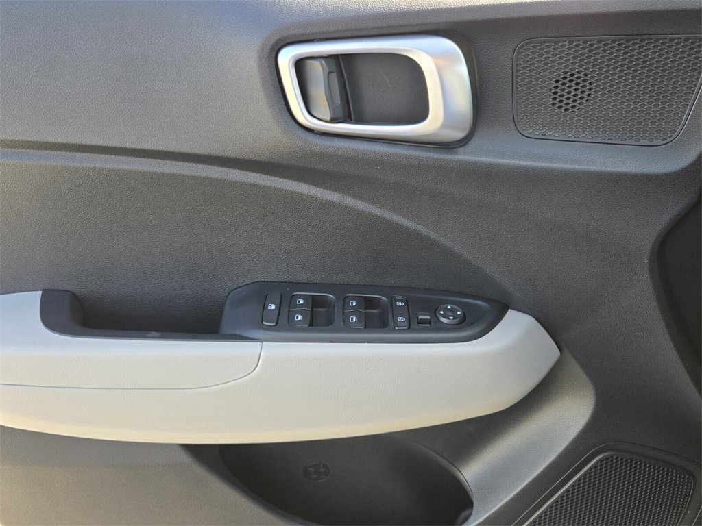 Certified 2025 Hyundai Venue SEL image 31