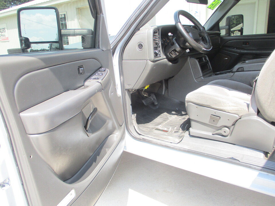Used 2005 Chevrolet Silverado 2500 LS w/ Heavy-Duty Power Package AWD/4WD image 8