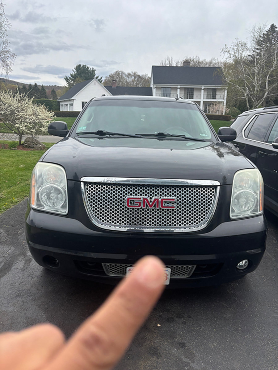 Used 2011 GMC Yukon XL Denali AWD/4WD image 2