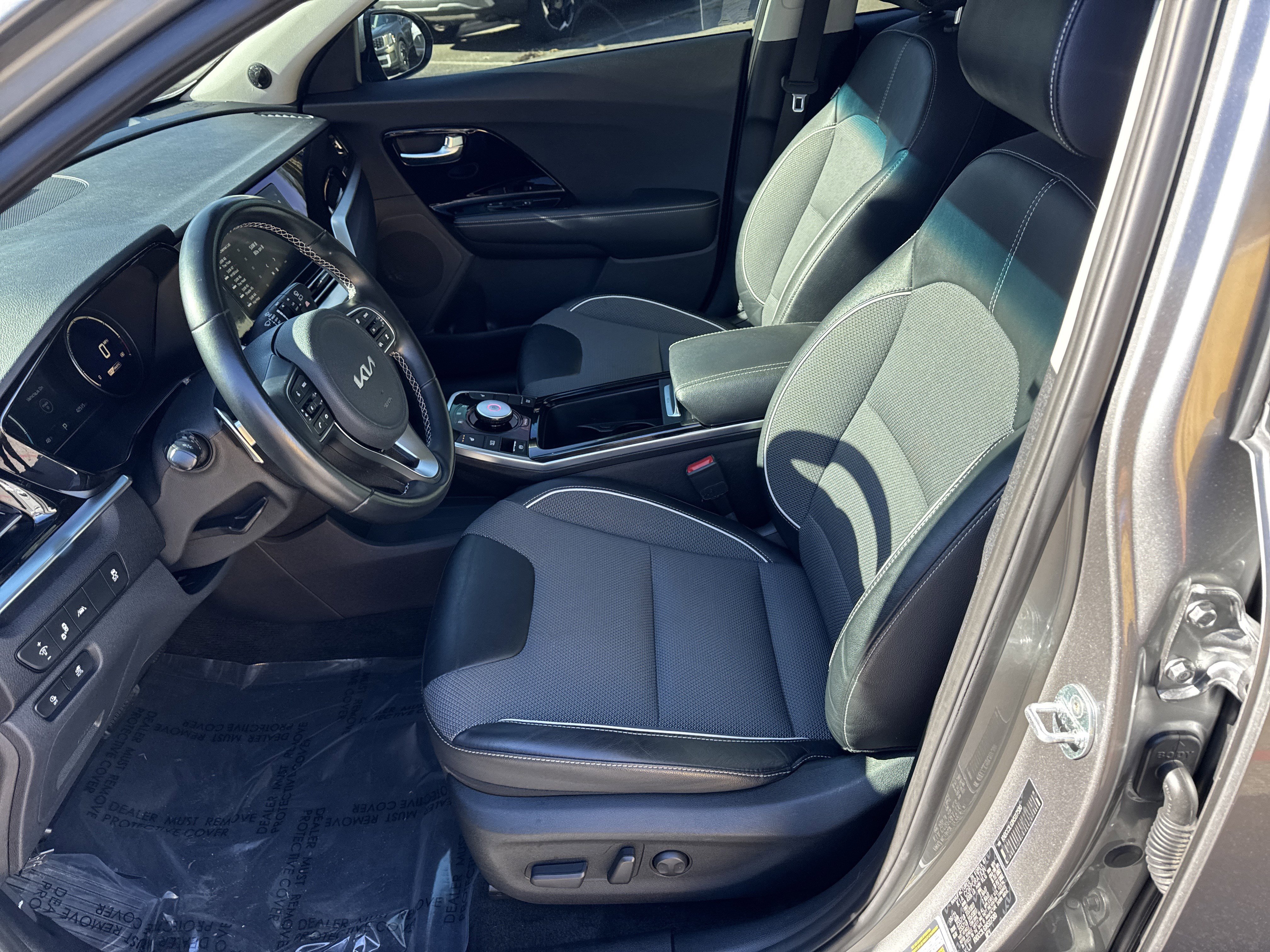 Used 2022 Kia Niro EX image 9