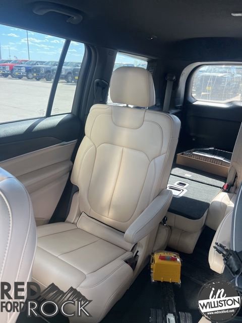 Used 2023 Jeep Grand Cherokee L Limited AWD/4WD image 11
