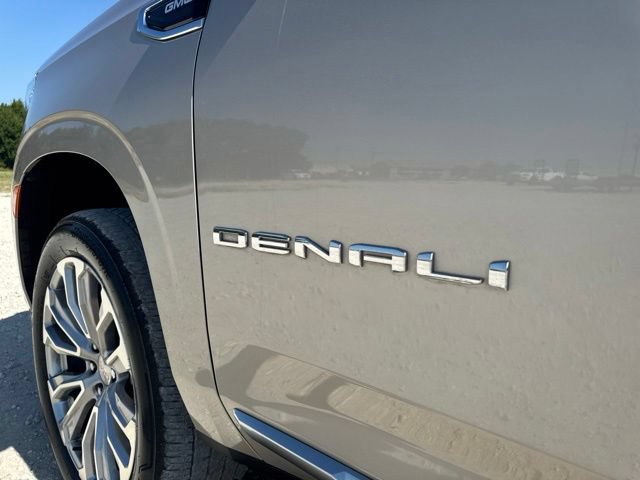 Used 2024 GMC Yukon Denali w/ Denali Reserve Package AWD/4WD image 11