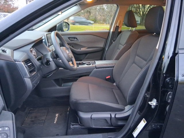 Used 2023 Nissan Rogue S image 11