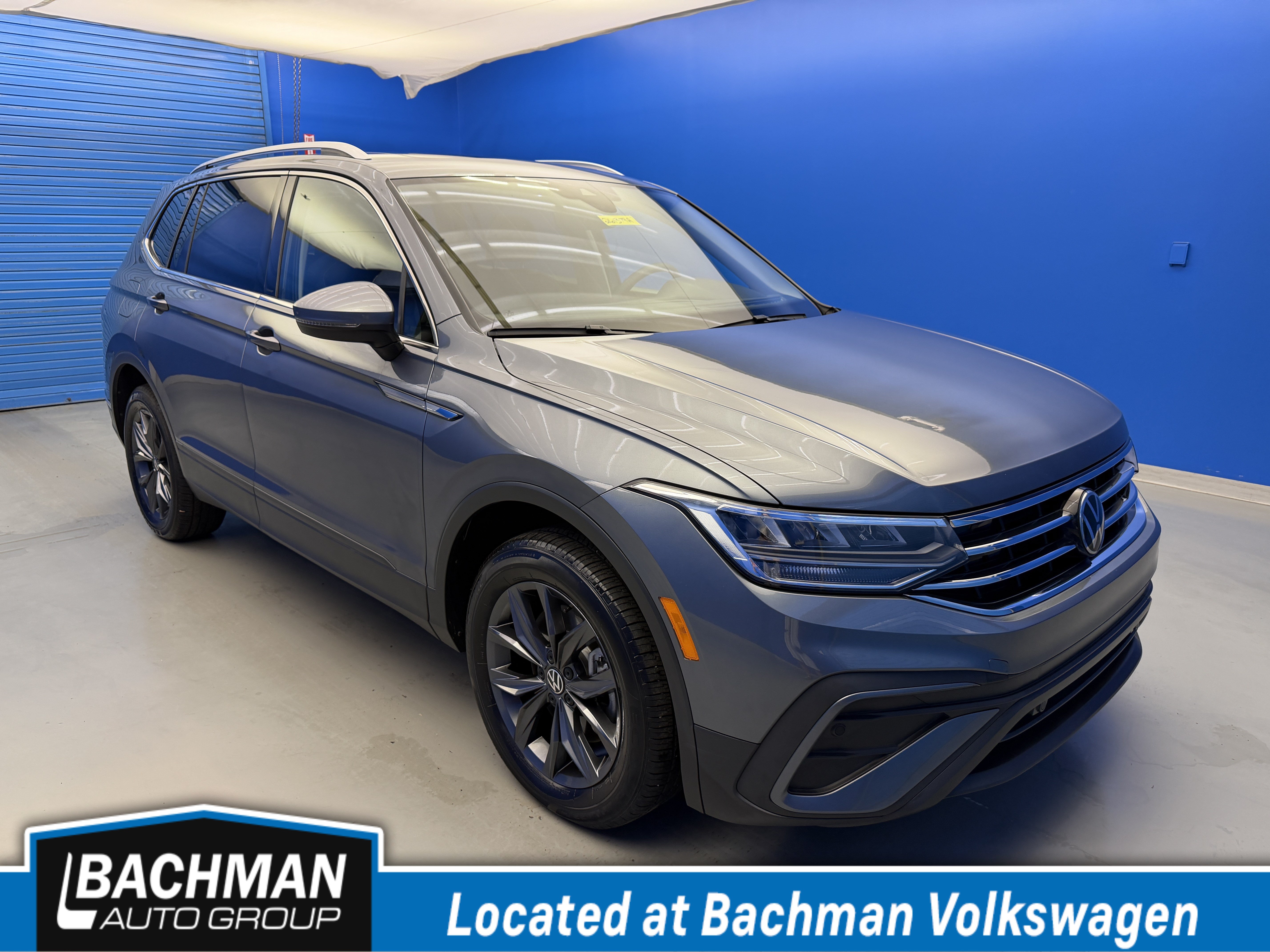 Used 2023 Volkswagen Tiguan SE w/ Panoramic Sunroof Package FWD image 1