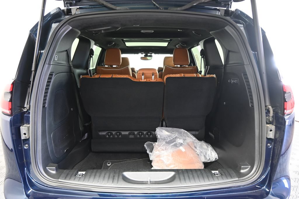 Used 2025 Chrysler Pacifica Pinnacle w/ Trailer Tow Group FWD image 18
