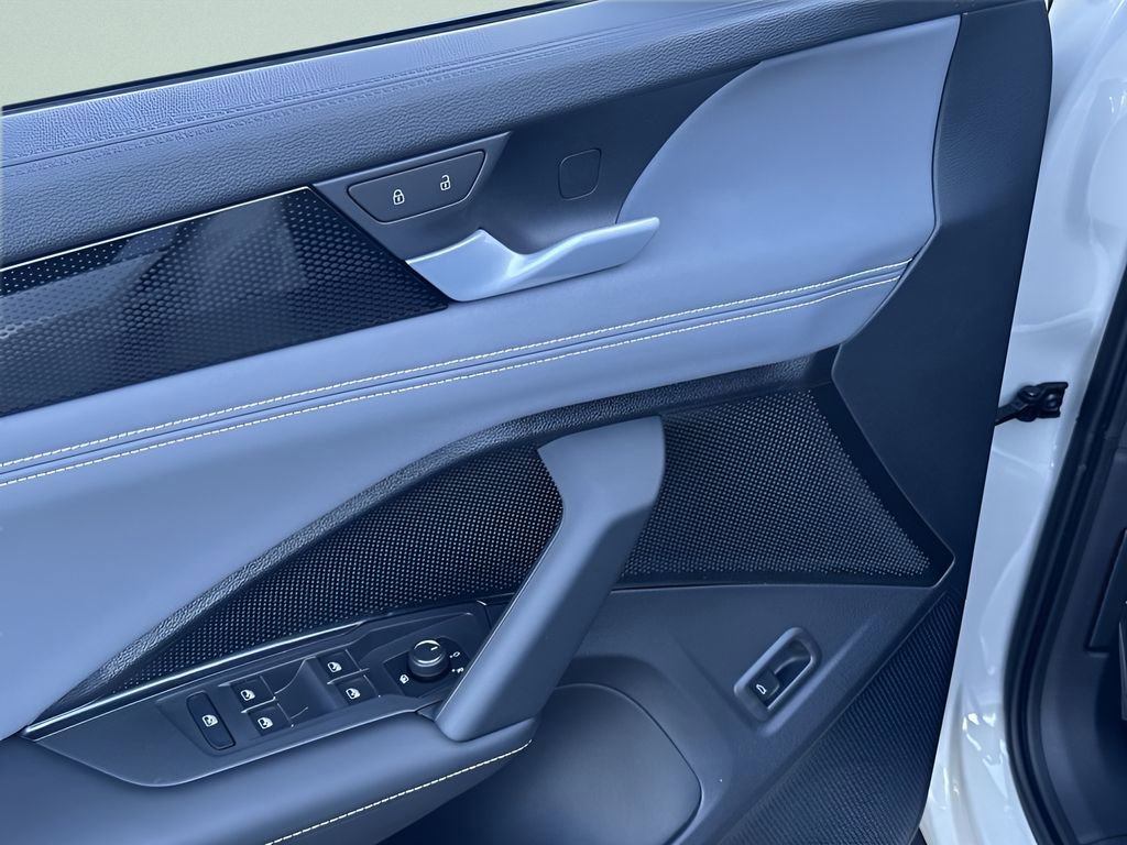 New 2026 Volkswagen Tiguan SE R-Line image 13