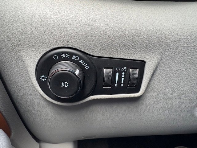 Used 2023 Jeep Compass Limited image 20
