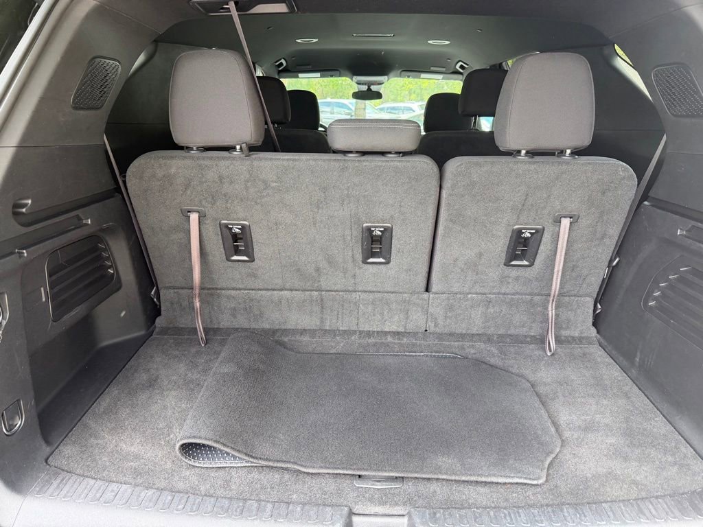 Used 2025 Chevrolet Traverse LT FWD image 7
