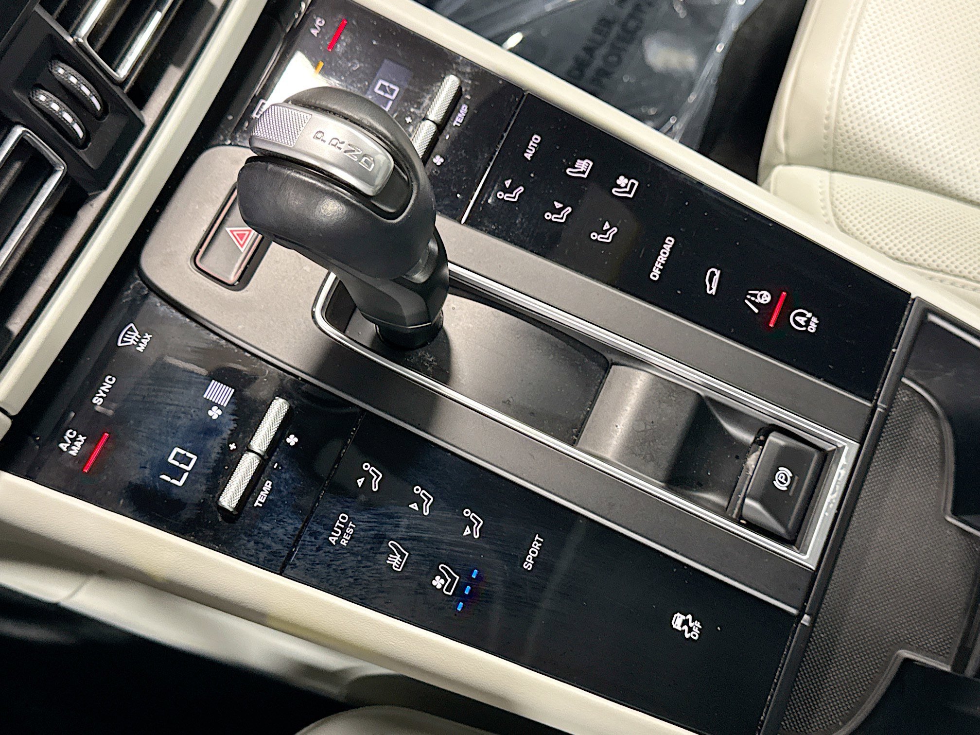 Certified 2023 Porsche Macan AWD/4WD image 28