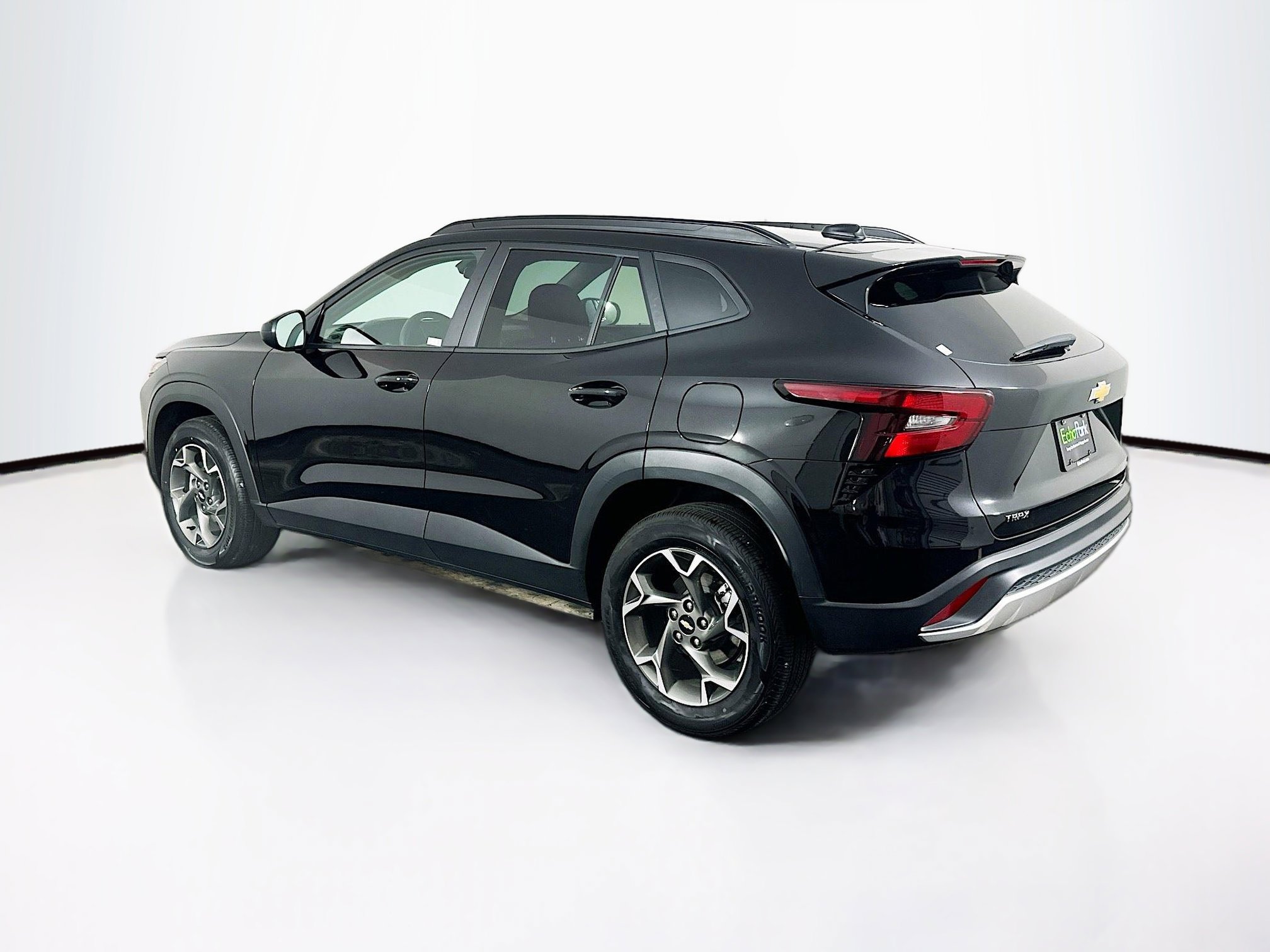 Used 2025 Chevrolet Trax LT w/ LT Convenience Package image 5