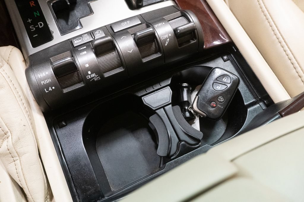 Used 2015 Lexus LX 570 4WD w/ Luxury Package image 25