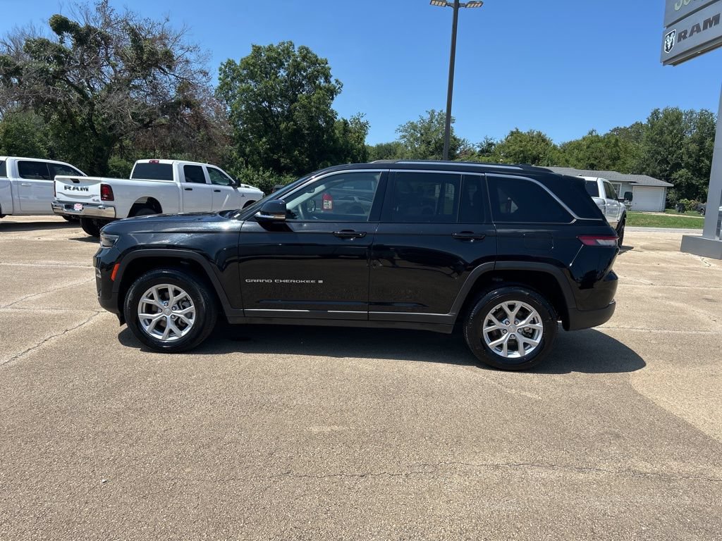 Used 2023 Jeep Grand Cherokee Limited AWD/4WD image 2