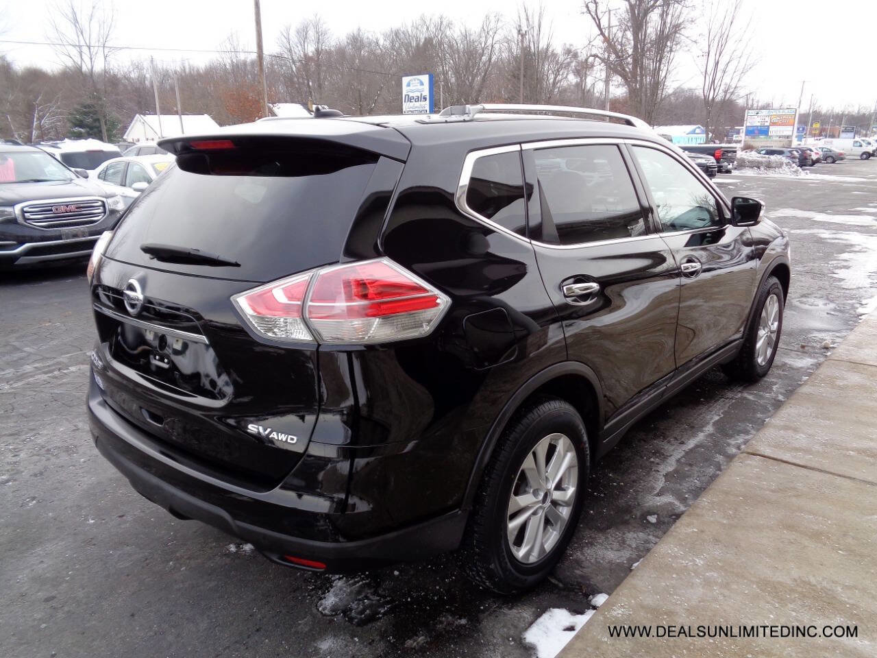 Used 2015 Nissan Rogue SV image 3