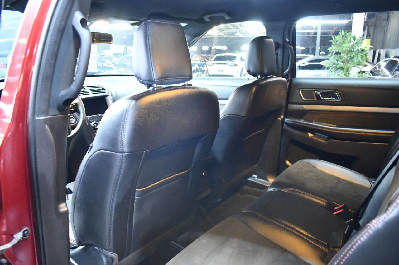 Used 2018 Ford Explorer XLT w/ Equipment Group 202A image 12