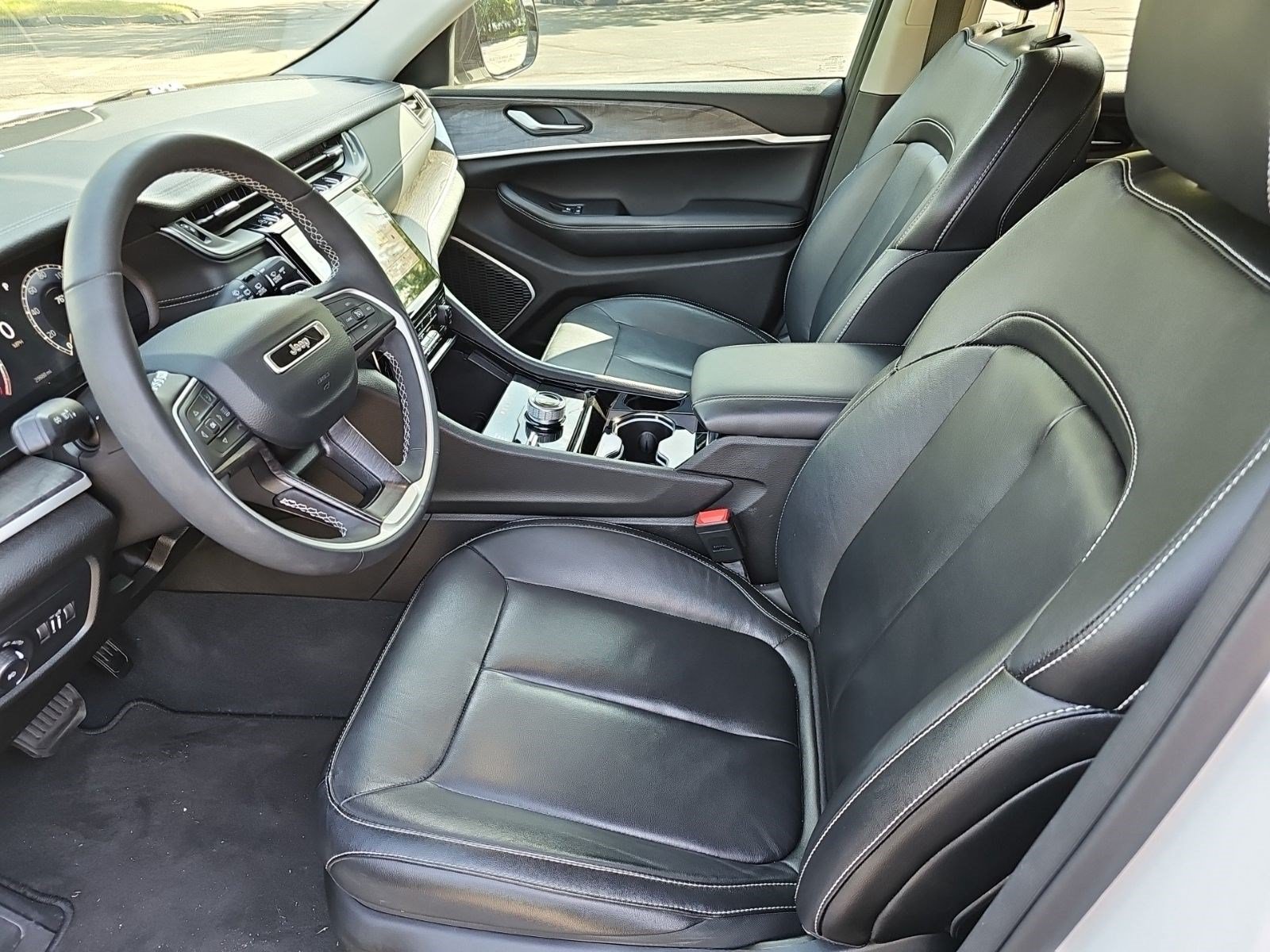 Used 2023 Jeep Grand Cherokee Limited w/ Black Appearance Package AWD/4WD image 19