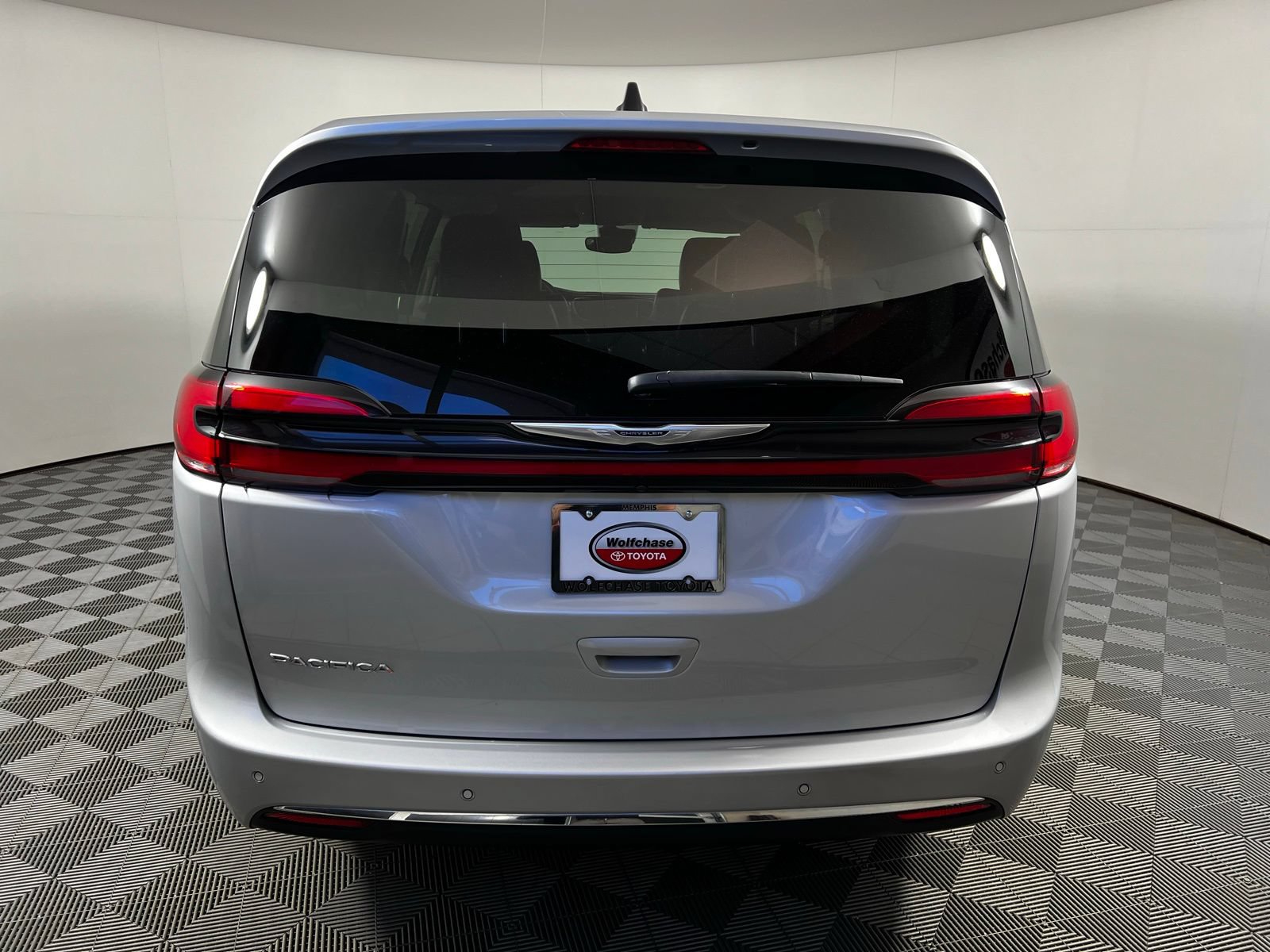 Used 2024 Chrysler Pacifica Touring-L FWD image 6
