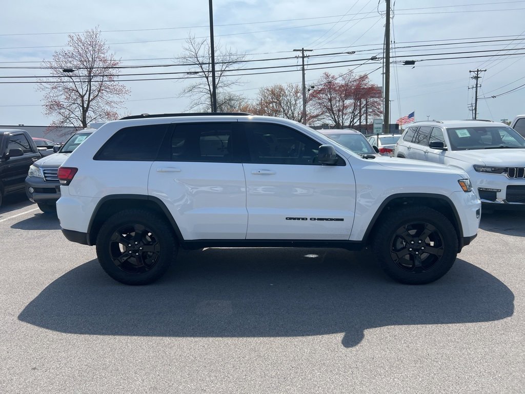 Used 2019 Jeep Grand Cherokee Laredo image 4