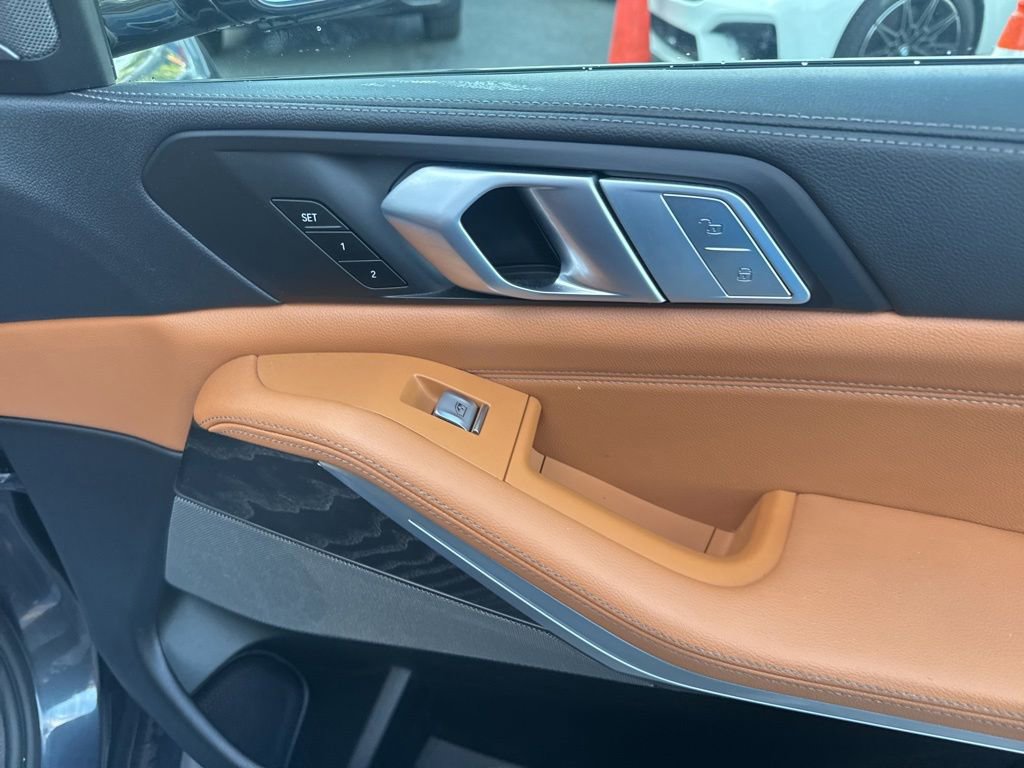 Used 2020 BMW X7 xDrive40i w/ M Sport Package AWD/4WD image 14