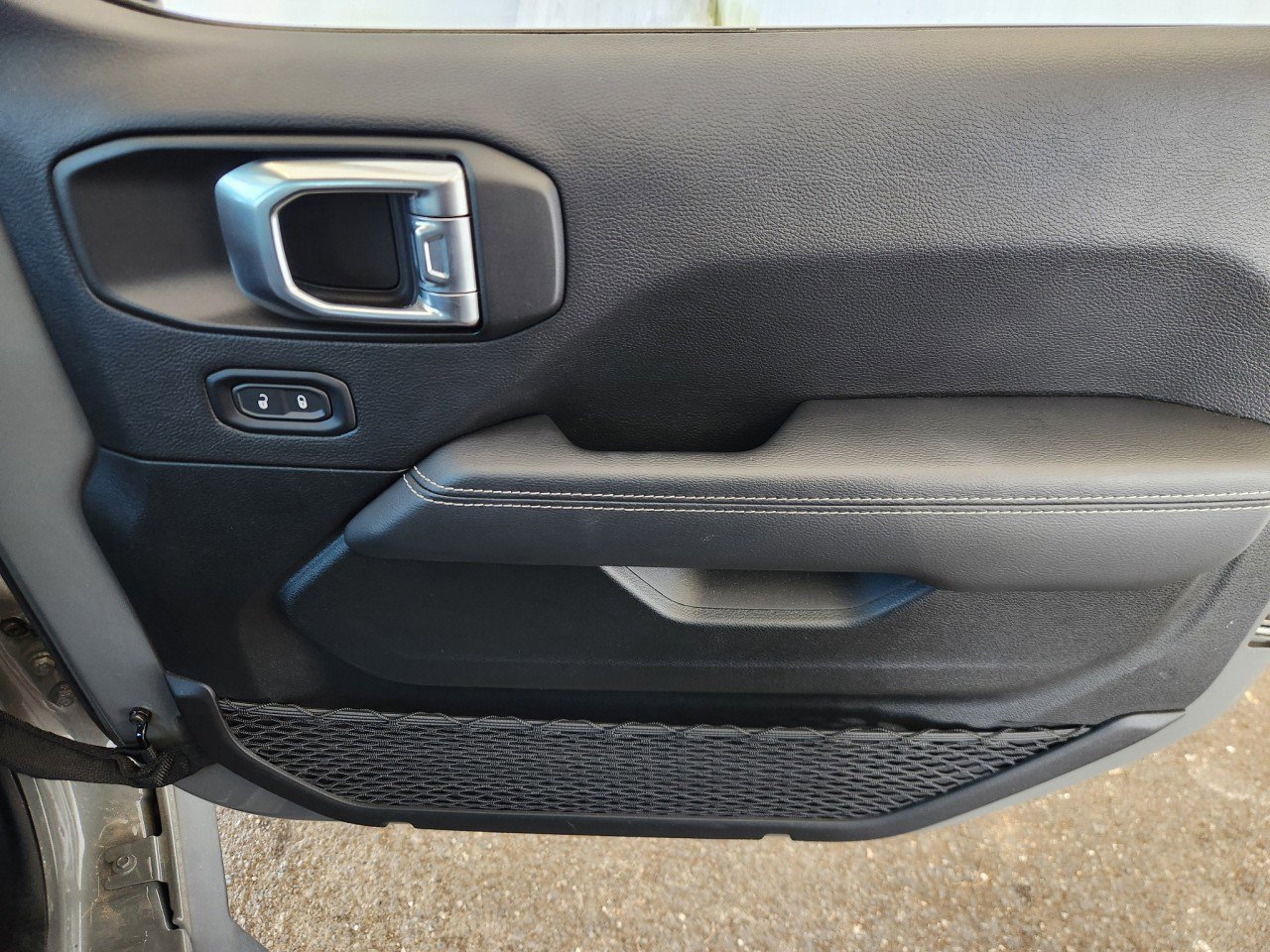 Used 2022 Jeep Wrangler Unlimited Sahara w/ Cold Weather Group image 17