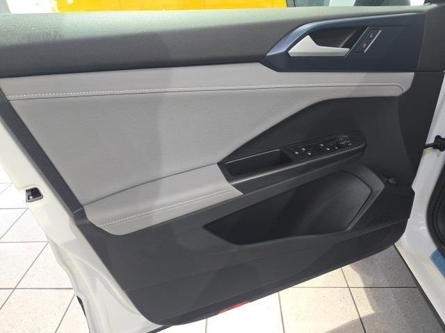 Certified 2024 Volkswagen Taos SE w/ Panoramic Sunroof Package image 2