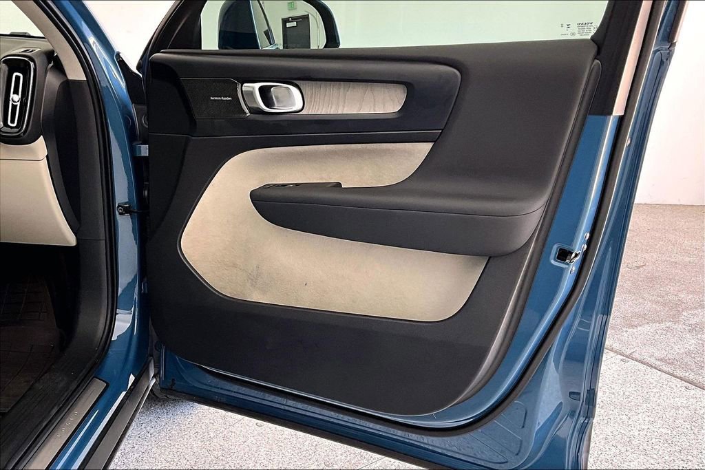 Used 2023 Volvo XC40 B5 Ultimate w/ Protection Package Premier image 25
