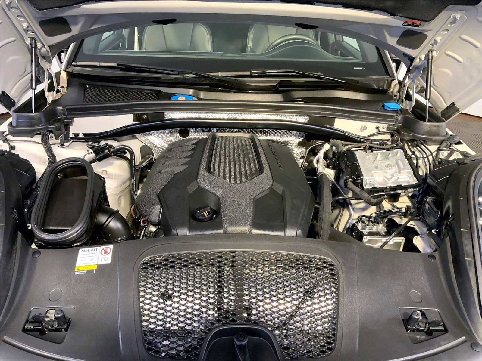 Certified 2023 Porsche Macan Turbo image 32
